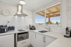 Fridge, microwave, toaster, cookware/dishes/utensils - Limesprings Cottage - Milton Holiday Home (Milton)