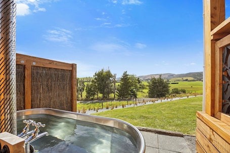 Outdoor spa tub. Limesprings Cottage - Milton Holiday Home