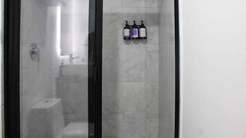 Een haardroger, handdoeken