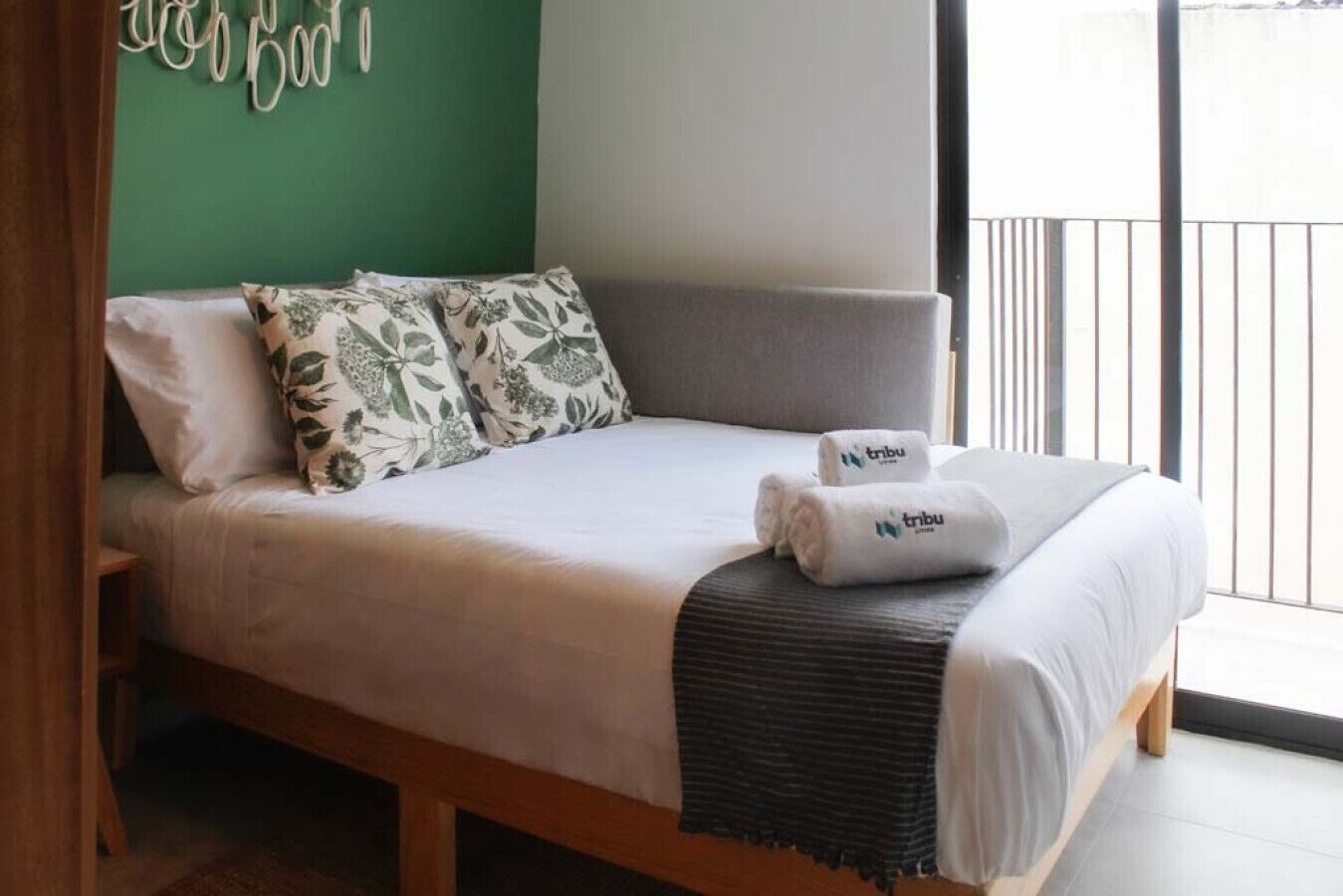 Desk, iron/ironing board, WiFi, bed sheets