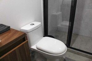 Sèche-cheveux, serviettes fournies