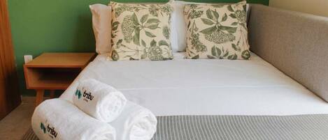Desk, iron/ironing board, WiFi, bed sheets