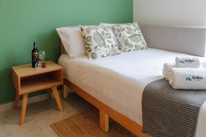 Een bureau, een strijkplank/strijkijzer, wifi, beddengoed