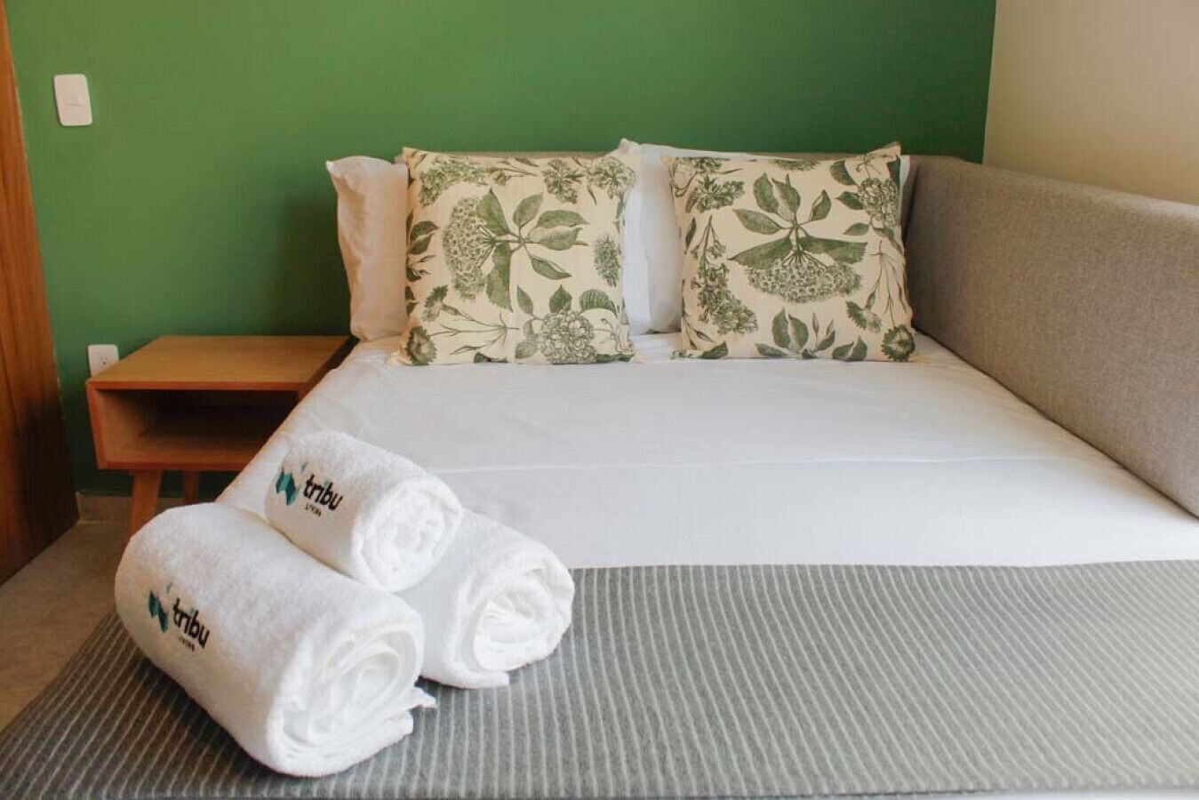 Bureau, fer et planche à repasser, Wi-Fi, draps fournis