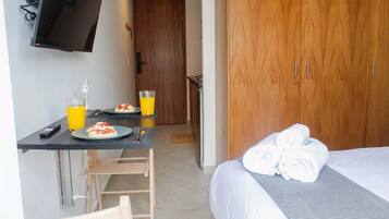 Een bureau, een strijkplank/strijkijzer, wifi, beddengoed