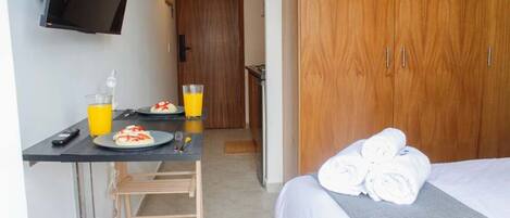 Een bureau, een strijkplank/strijkijzer, wifi, beddengoed