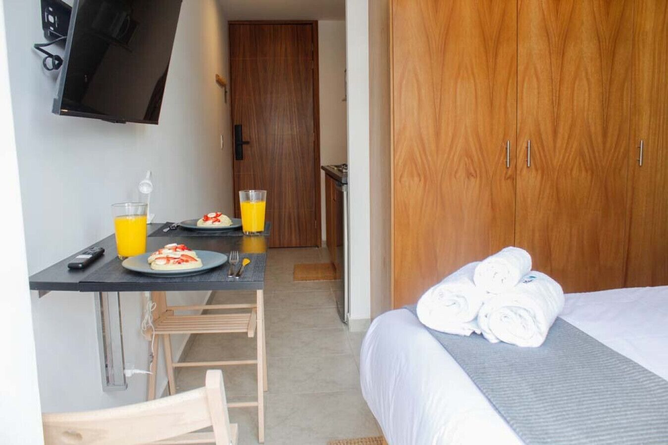 Desk, iron/ironing board, WiFi, bed sheets