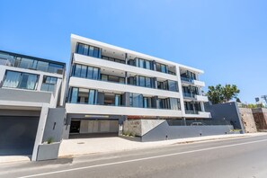 Ein modernes, mehrgeschossiges Gebäude mit großen Fenstern und einer flachen Dachfläche.