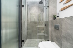 Shower, hair dryer, towels - Alto Livello 304 - One Bedroom Apartment, Sleeps 2 (Cape Town)