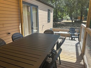 Outdoor dining - Mobil Home 6 people 3 bedrooms 2SDB in a 5* campsite La Pinède (Les Mathes)