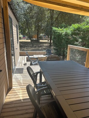 Outdoor dining - Mobil Home 6 people 3 bedrooms 2SDB in a 5* campsite La Pinède (Les Mathes)