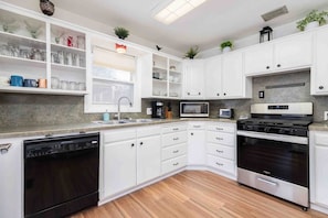 Fridge, microwave, oven, stovetop - Millcreek Basecamp - Pet friendly and Convenient! (Salt Lake City)