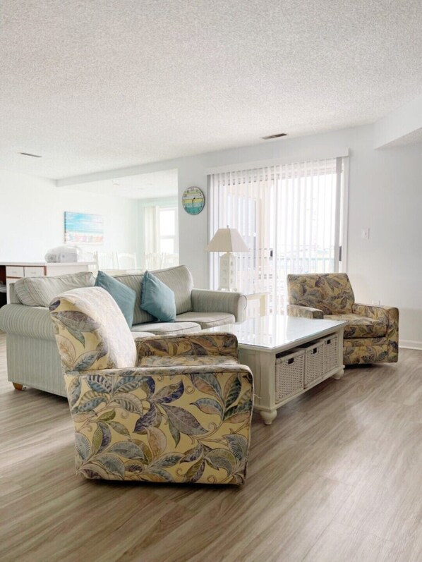 Condo, 2 Bedrooms, Balcony | Living area