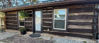 Cozy studio cabin in Pine with serene garden and conveniently close to highway.