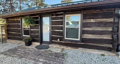 Cozy studio cabin in Pine with serene garden and conveniently close to highway.