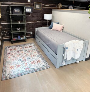 1 bedroom, WiFi, bed sheets, wheelchair access - Cozy studio cabin in Pine with serene garden and conveniently close to highway. (Pine)