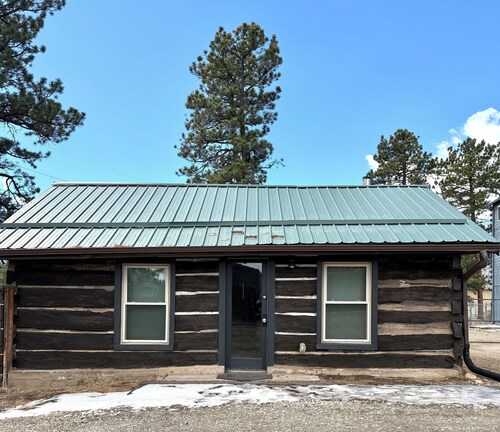 Cozy studio cabin in Pine with serene garden and conveniently close to highway.