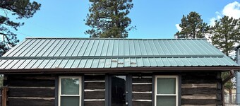 Cozy studio cabin in Pine with serene garden and conveniently close to highway.