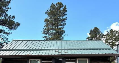 Cozy studio cabin in Pine with serene garden and conveniently close to highway.