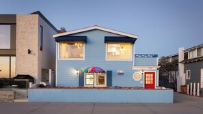 House (4 Bedrooms) | Interior - Oceanfront Atelier by Avantstay Beachfront Balboa Peninsula Escape (Newport Beach)