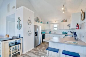 Private kitchen - Water Views! Indoor Jacuzzi, Stunning Sunrises! Spacious 4 bed 2 bath. (Kill Devil Hills)