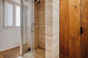 Shower, hair dryer, towels, shampoo - w* | Stunning Apt w/ Private Terrace & Views (Milano)