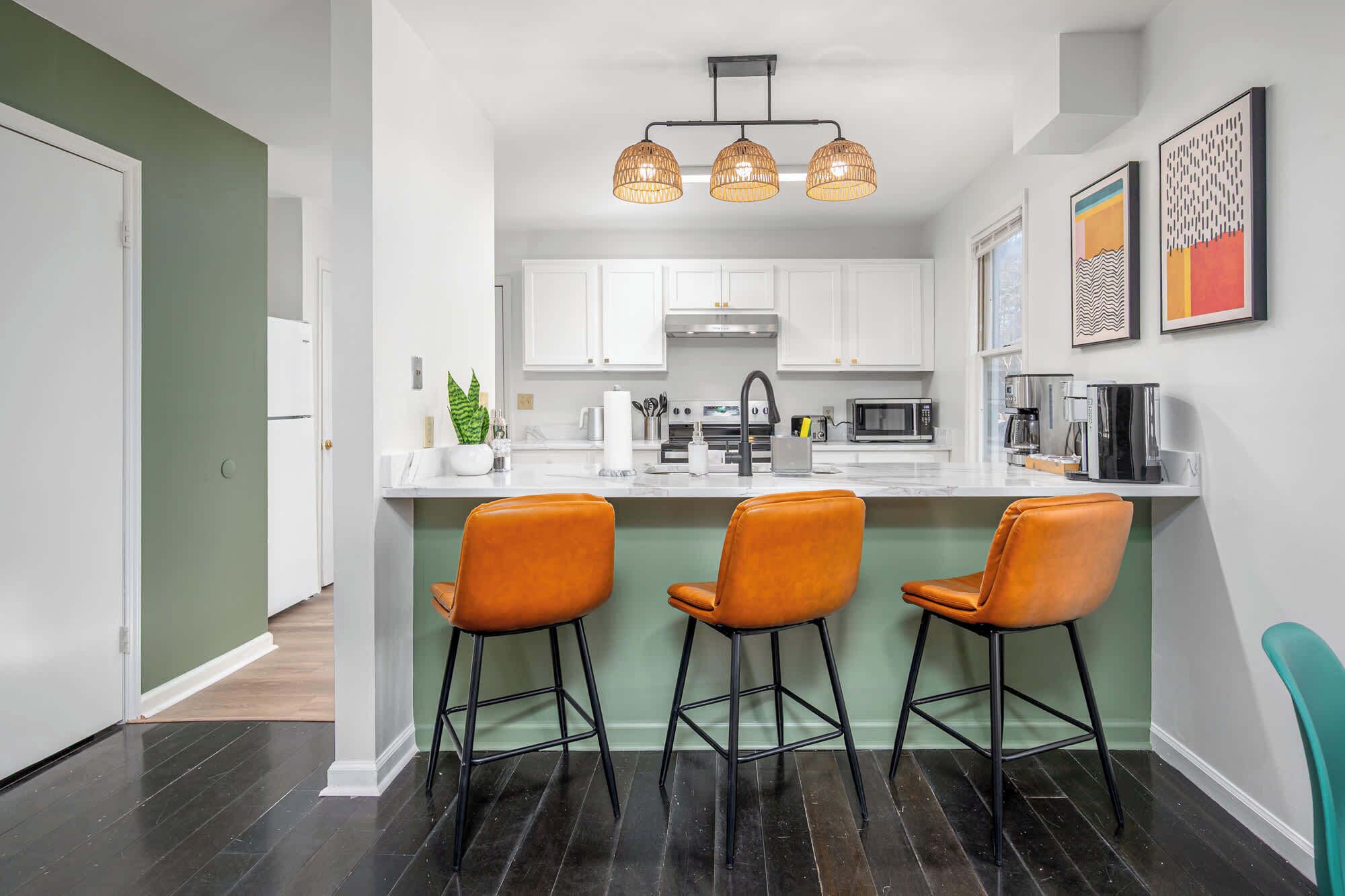 冷蔵庫、電子レンジ、オーブン、コンロ