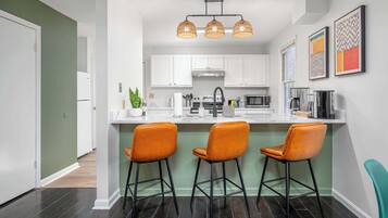 Køleskab, mikrobølgeovn, ovn, kogeplade