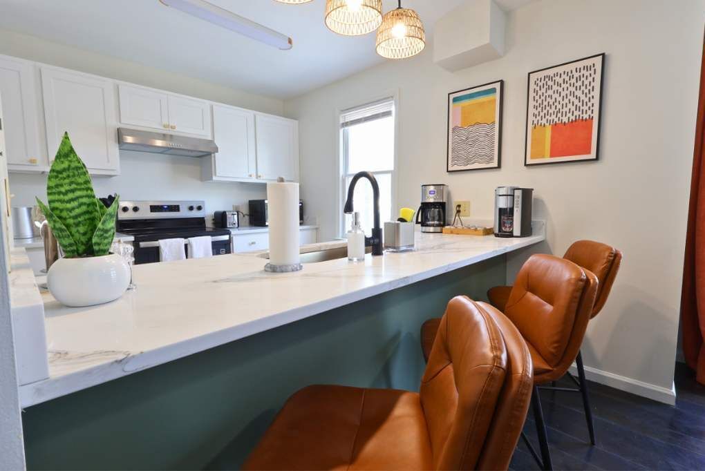 冷蔵庫、電子レンジ、オーブン、コンロ