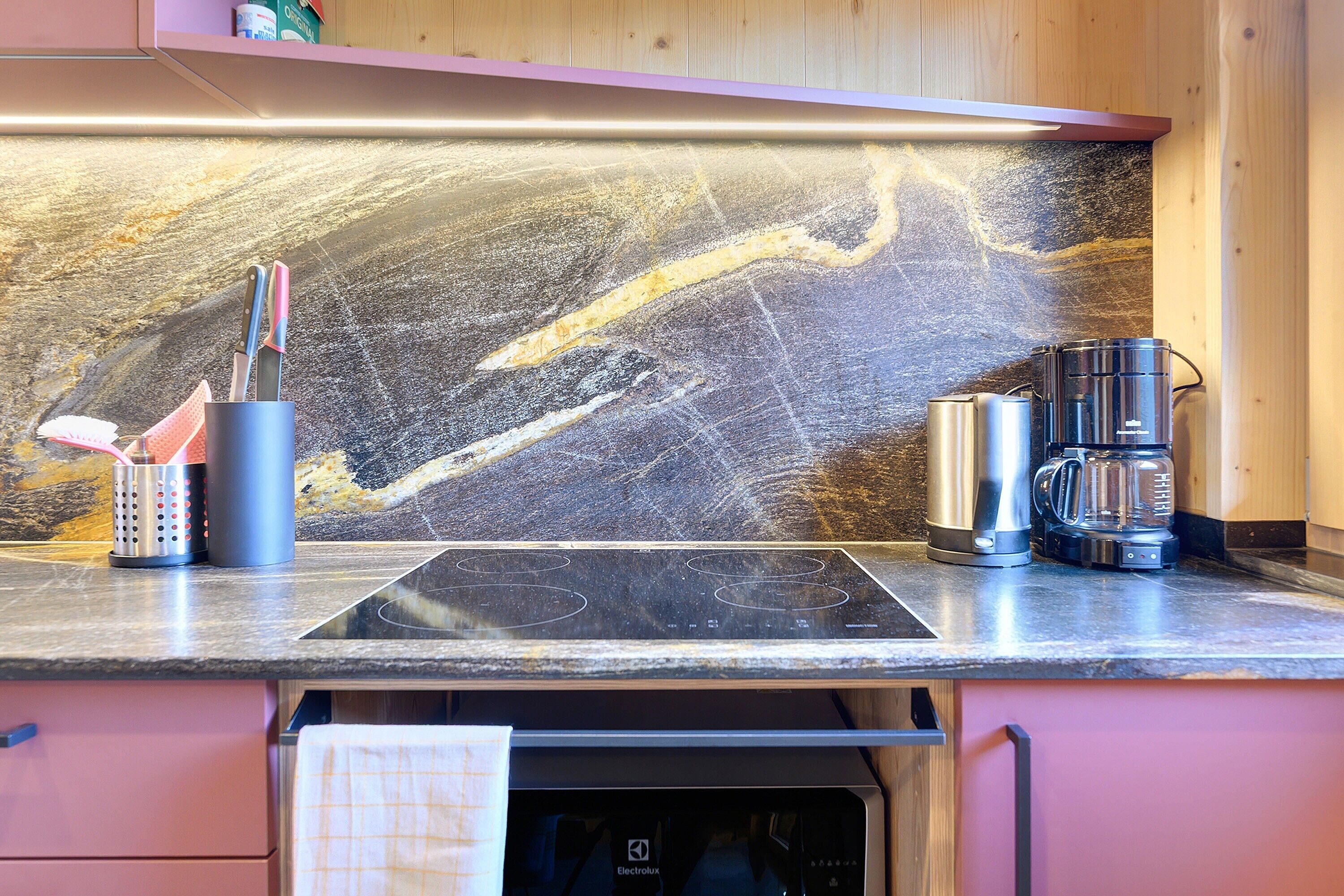 Réfrigérateur, micro-ondes, plaque de cuisson, lave-vaisselle