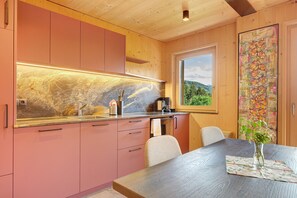 Kühlschrank, Mikrowelle, Herdplatte, Geschirrspüler
