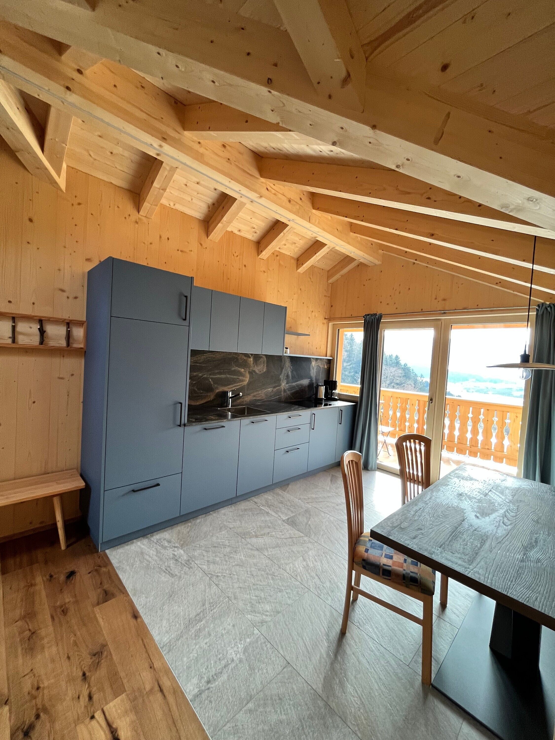 Réfrigérateur, micro-ondes, plaque de cuisson, lave-vaisselle