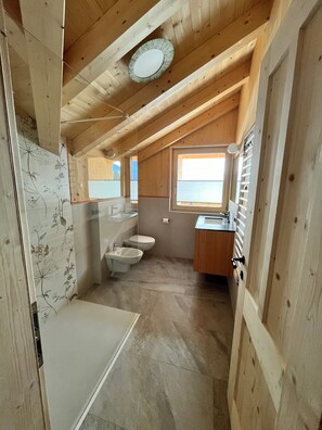 Een douche, een haardroger, handdoeken