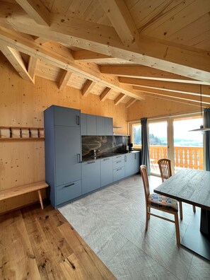 Kühlschrank, Mikrowelle, Herdplatte, Geschirrspüler