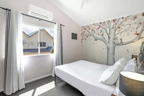 2 bedrooms, iron/ironing board, travel cot, WiFi - The Palms Poolside Escape near the Esplanade   CBD (Cairns North)