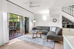 Living area - The Palms Poolside Escape near the Esplanade and CBD (Cairns North)