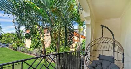 The Palms—Poolside Escape near the Esplanade & CBD