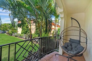 Terrace/patio - The Palms Poolside Escape near the Esplanade and CBD (Cairns North)