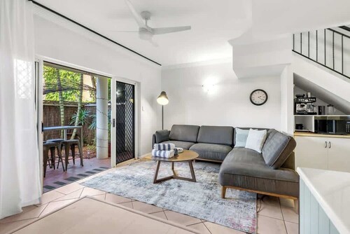 The Palms Poolside Escape near the Esplanade   CBD