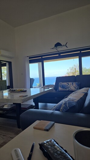 Smart TV, DVD player, ping pong, books - Be the first to rent this new, 3-bedroom house in excellent West Bay with AC (West bay)