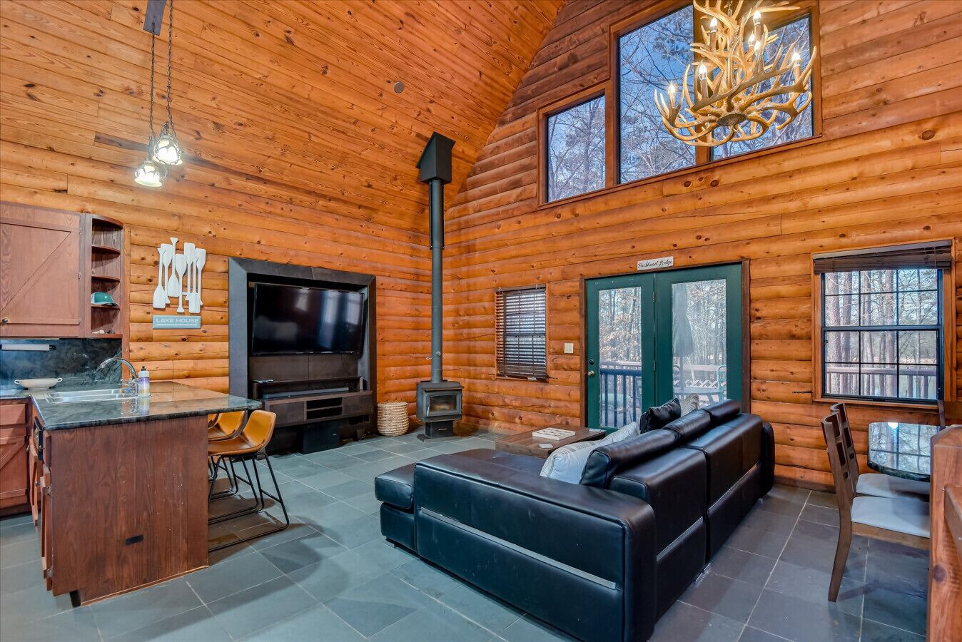 TV, fireplace