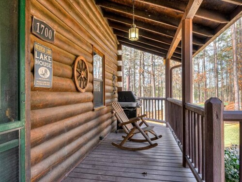 Cozy Lakefront Cabin on Buckhead Drive!