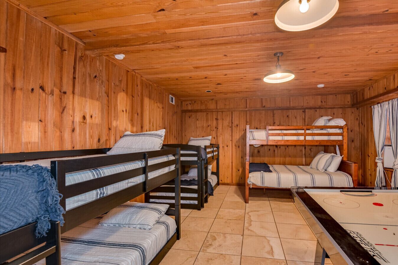4 bedrooms, free WiFi, bed sheets
