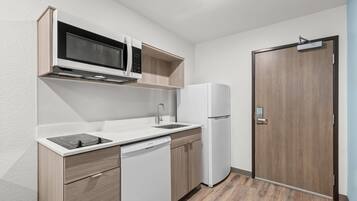 Full-size fridge, microwave, stovetop, dishwasher