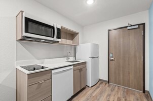 Frigorífico grande, microondas, placa de cocina y lavavajillas