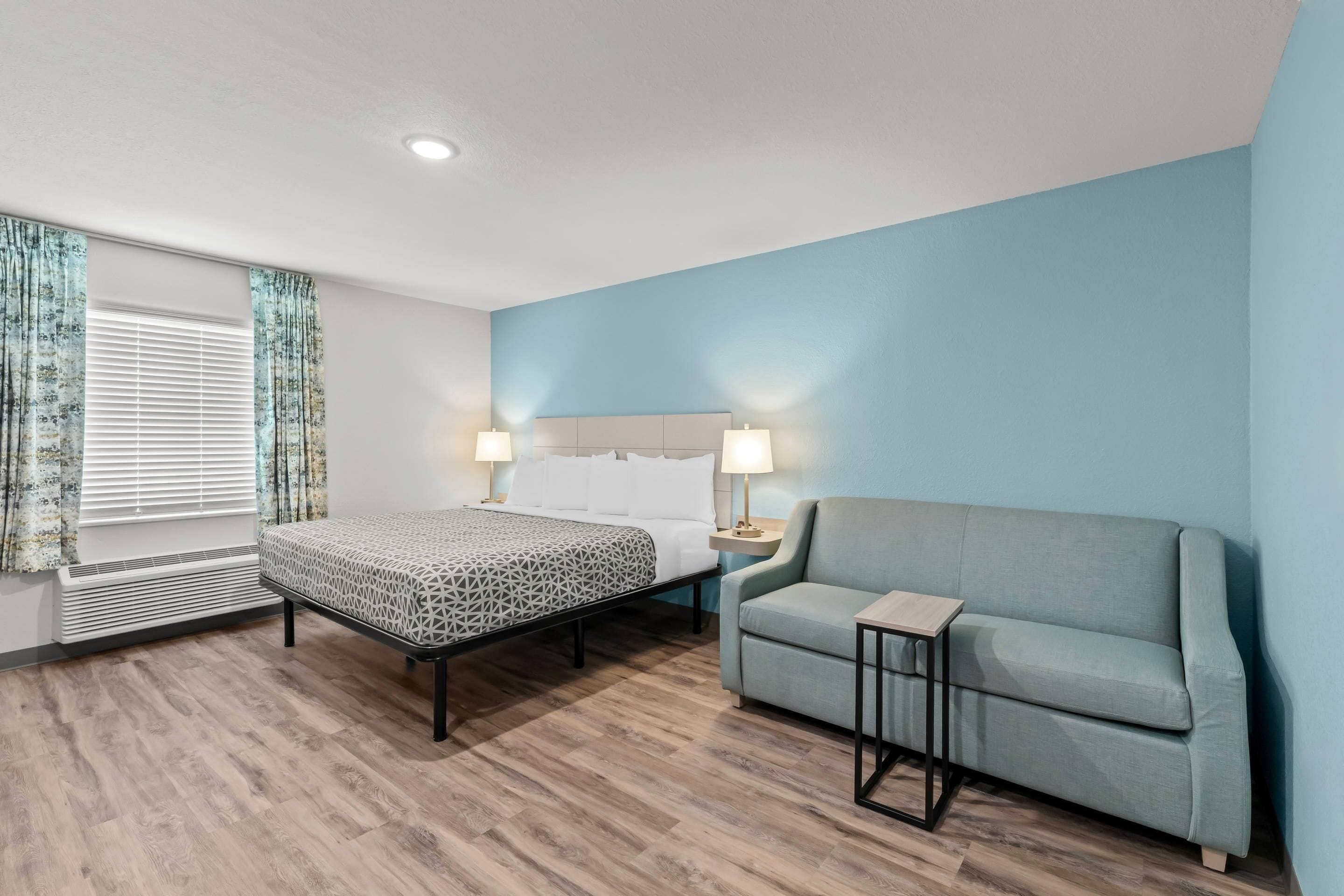 Suite, 1 King Bed with Sofa bed, Non Smoking