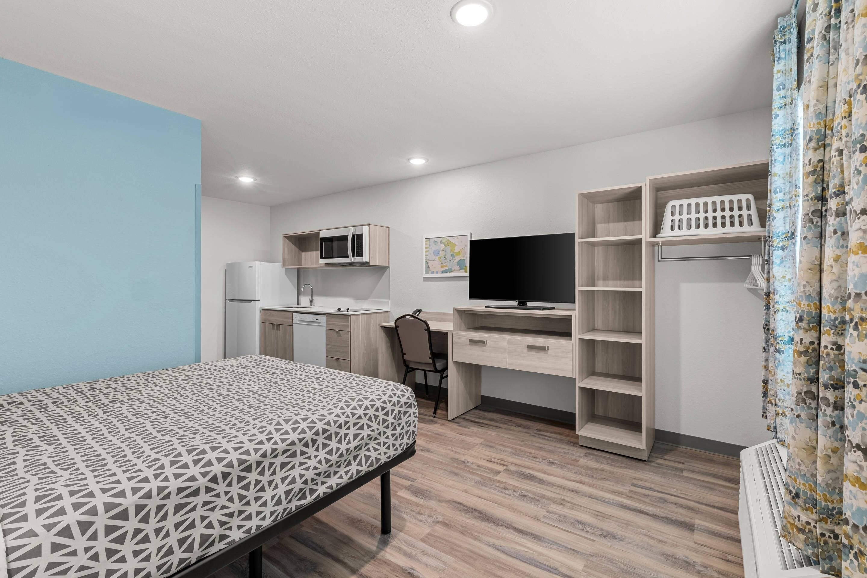 Desk, laptop workspace, iron/ironing board, WiFi (free)