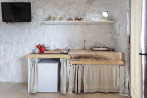 Een koelkast, een kookplaat, een koffiezetapparaat/waterkoker