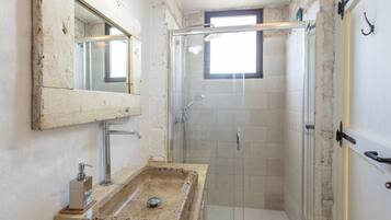 Shower, bidet, towels
