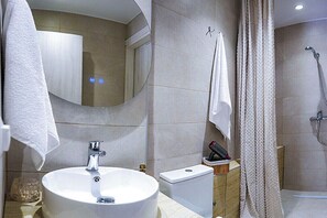 Bathroom - Mountain view ,3 minutes away from sea!
Θέα στο βουνό ,3 λεπτά από την θάλασσα! (Leptokarya)